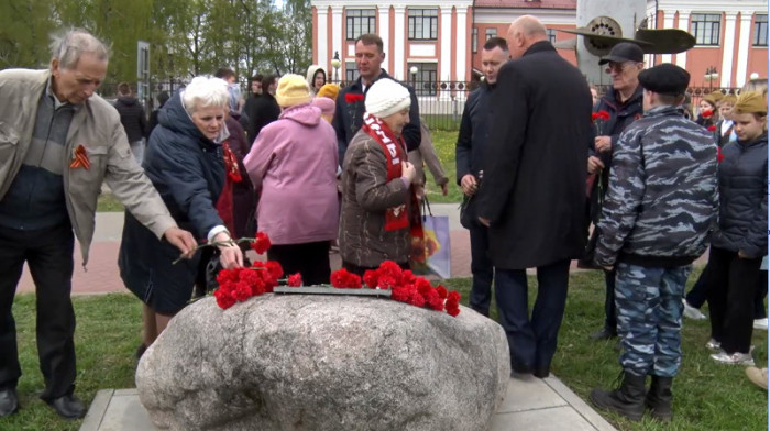 В преддверии Дня Победы в Угличе продолжилась закладка Аллеи памяти в Парке Детства