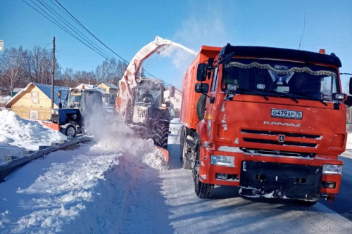 Последствия снегопада на дорогах области в выходные ликвидировали около 400 единиц техники