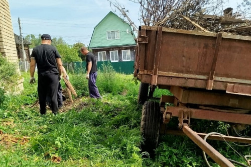 Волонтёры из УФСИН приняли участие в благоустройстве территории храма в селе Чурьяково