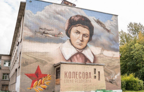 Портрет Елены Колесовой украсил ярославскую школу в рамках регионального проекта #БудьЯрче