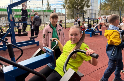 Открыли спортплощадку с комплексом ГТО у молодёжного центра «Солнечный»
