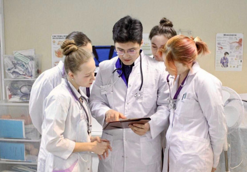 Еще 700 специалистов планируют привлечь по целевым договорам в сферу здравоохранения к 2030 году