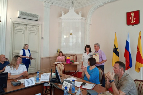 Сегодня перед заседанием Думы округа чествовали народных дружинников.