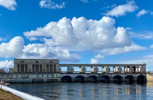 Водосбросная плотина Угличской ГЭС закрыта