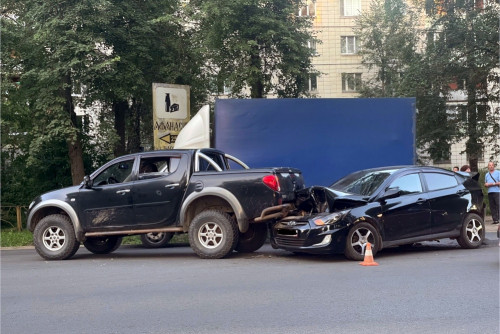 Сотрудники Госавтоинспекции устанавливают обстоятельства ДТП в Угличе, с участием 3-х автомобилей