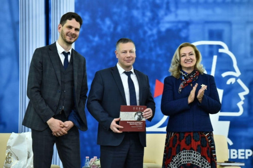 Губернатор Михаил Евраев посетил открытие выставки, посвященной 300-летию Российской академии наук