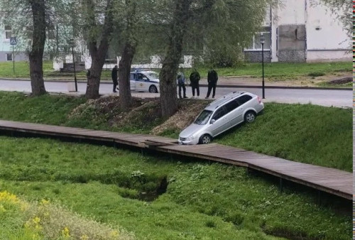 Машина сломала деревянный тротуар