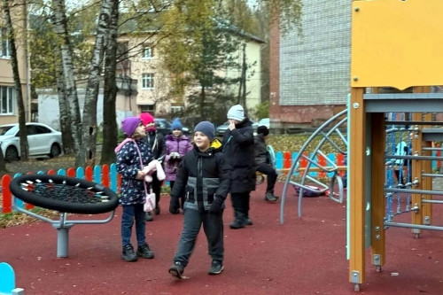 Михаил Евраев поручил привести в порядок детские и спортивные площадки региона