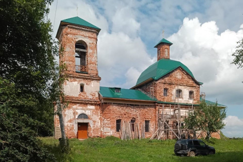 В восстанавливаемом храме в селе Знаменском совершен молебен