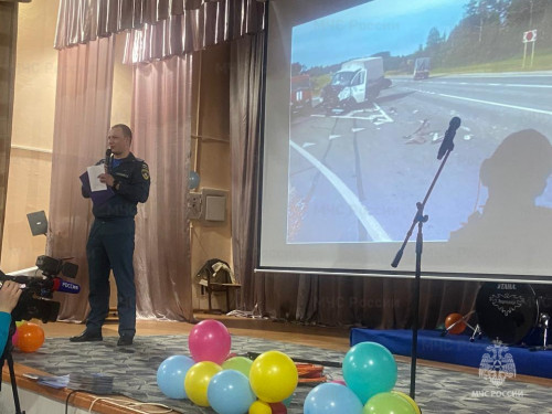 Сотрудники экстренных служб научили угличских студентов быть осторожнее на дорогах