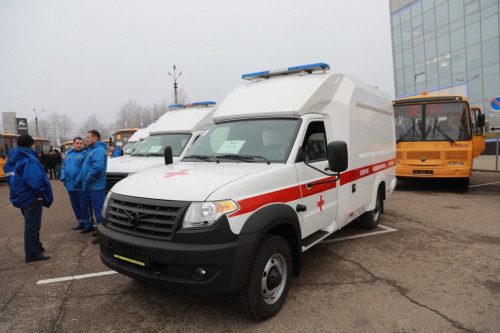 12 новых машин скорой помощи получили медучреждения региона
