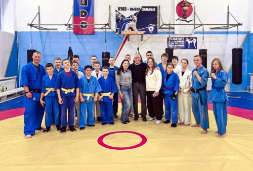 Выпускницы «Витязя» встретились с воспитанниками и преподавателями школы