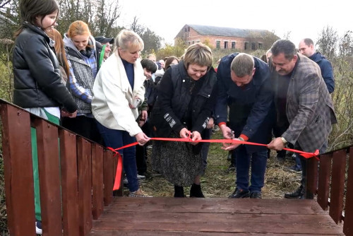 Депутаты отремонтировали пешеходный мост через реку Мимошня
