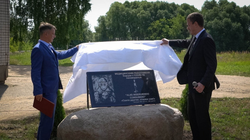 Памятник врачам и медицинским сестрам, погибшим в борьбе с пандемией коронавируса, установили в Ярославской области