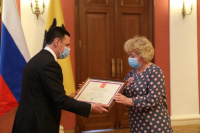 Дмитрий Миронов вручил награды женщинам за особые заслуги в профессии