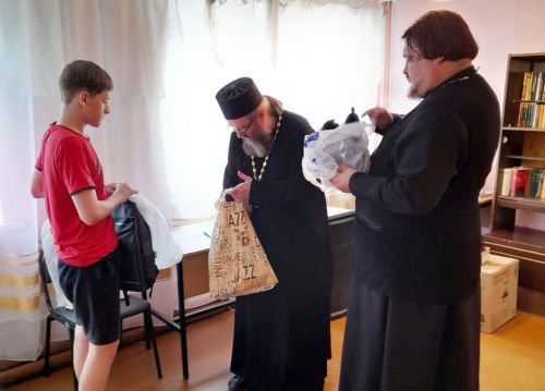 Священники передали помощь для школьников пунктов временного проживания Углича и Переславля