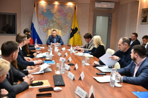 Михаил Евраев поручил проработать вопрос вывоза покрышек с придомовых территорий