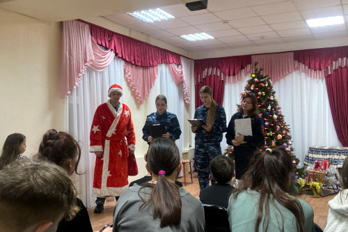 Полицейский Дел Мороз в детском доме