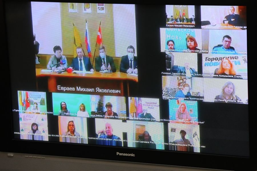 Глава региона ответил на вопросы журналистов муниципальных газет