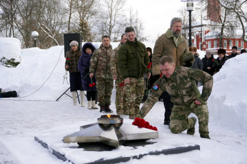Возложение цветов к Вечному огню