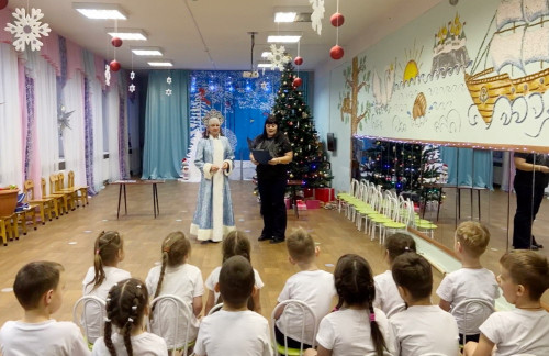 Полицейская Снегурочка в Центре развития ребёнка «Берёзка»