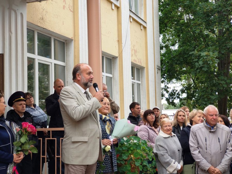 Депутаты областной Думы поздравили школьников Ярославской области с началом нового учебного года
