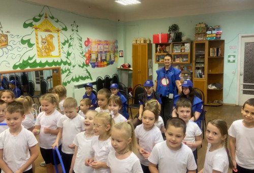 Сотрудники Госавтоинспекции и отряд ЮИД в гостях у дошколят