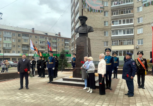 Памятник маршалу Победы Георгию Жукову открыли на обновленной площади в Рыбинске